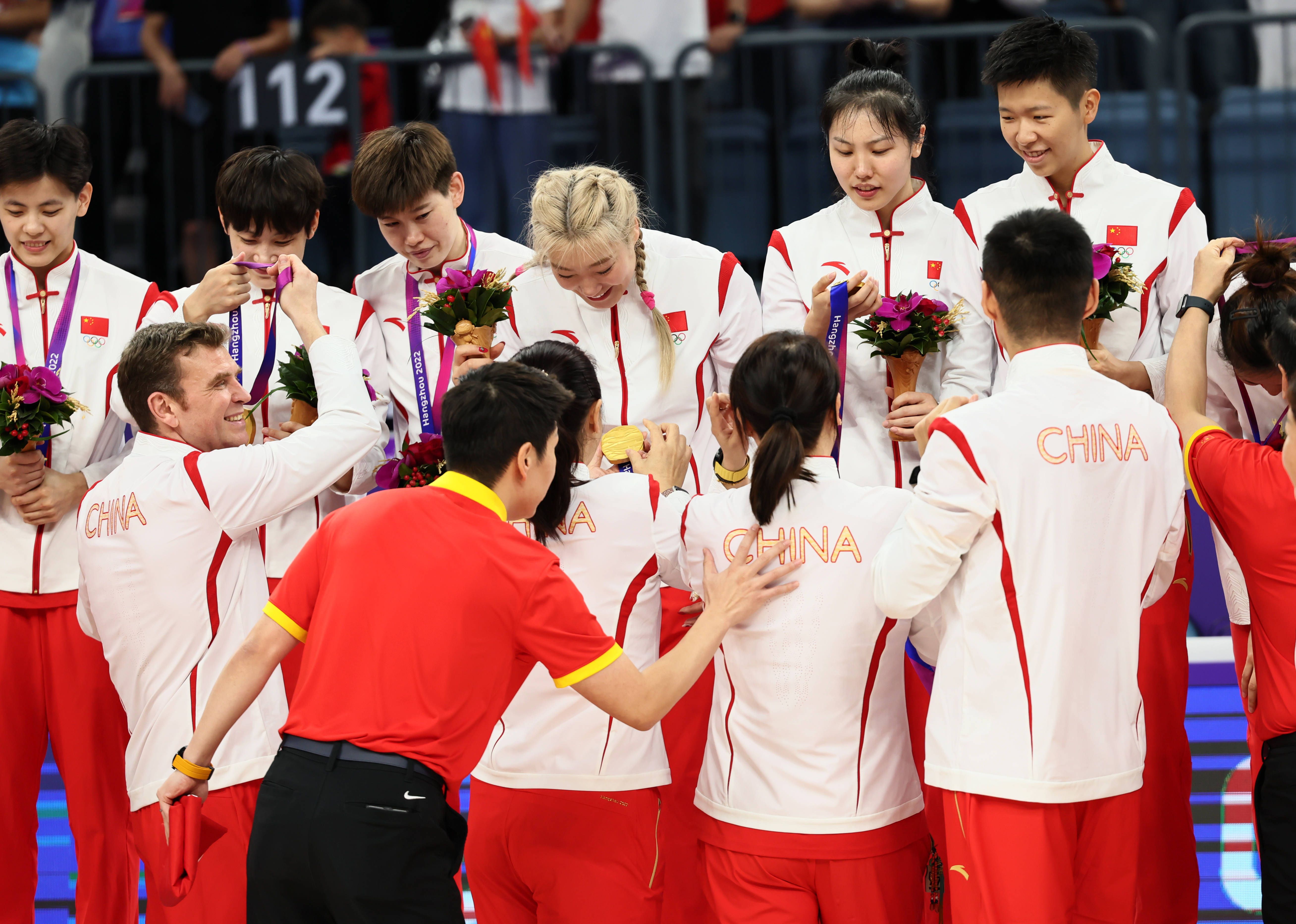 为了救神谷薰（武井咲 饰），绯村剑心（佐藤健 饰）纵身跃进年夜海，昏倒中他飘到某座小岛，终究为教授了他飞天御剑流的师父比古清十郎（福山雅治 饰）所救。深感应本身与志志雄真实（藤原龙也 饰）的庞大差距，为了解救全日本，剑心恳请师傅教授他飞天御剑流的最高奥义。与此同时，志志雄剑指东京，迈出武力夺国的下一步。他逼迫伊藤博文（小泽征悦 饰）对刽子手拔刀斋发布全国通缉令，得知动静的薰、左之助（青木高尚 饰）则仓促向东京赶往。再度上路的剑心率先遭到御庭番众的首级四乃森苍紫（伊势谷友介 饰）的阻击，他一路披荆棘，将迎来与宿命的敌手志志雄终究的对决……本片按照和月伸宏的同名经典漫画改编。